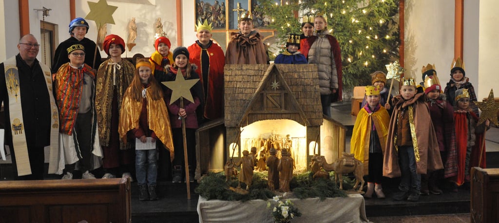 22 Sternsinger sind während einer Anacht mit Pfarrer Richard Perner aus derkatholischen  St. Johannes der Täufer"-Kirche ausgesandt worden.