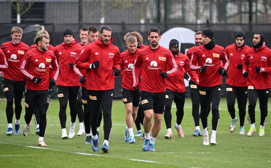 Unions Spieler Christopher Trimmel (Mitte l) und Rani Khedira (Mitte r) laufen beim Training zusammen mit den Teamkollegen.