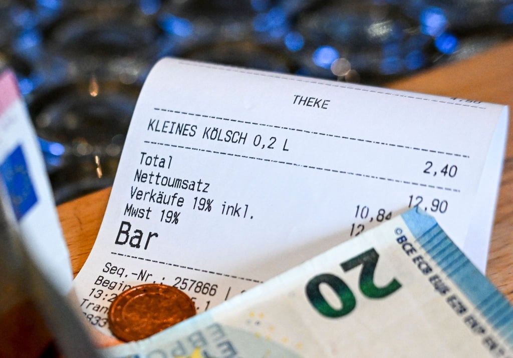 Ein Kassenbon mit einer Mehrwertsteuer von 19 Prozent für Speisen und Getränke und Geldscheine liegen im Restaurant Ständige Vertretung.