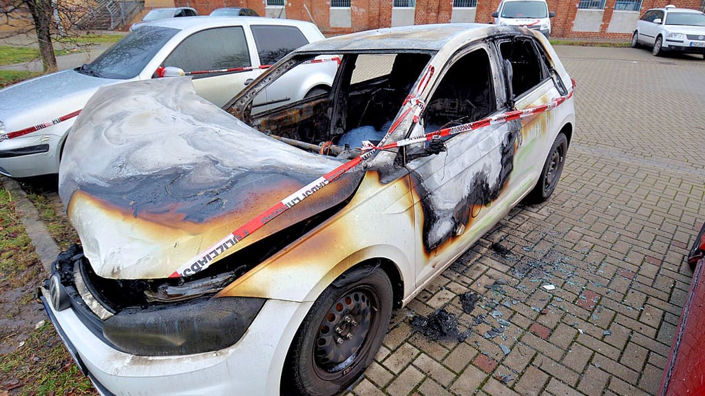 In der Nacht zum Freitag (5. Januar 2024) wurde dieser unweit des Halberstädter Bahnhofs geparkte Polo abgefackelt. Direkt daneben der Golf, der in der Silvesternacht brannte.