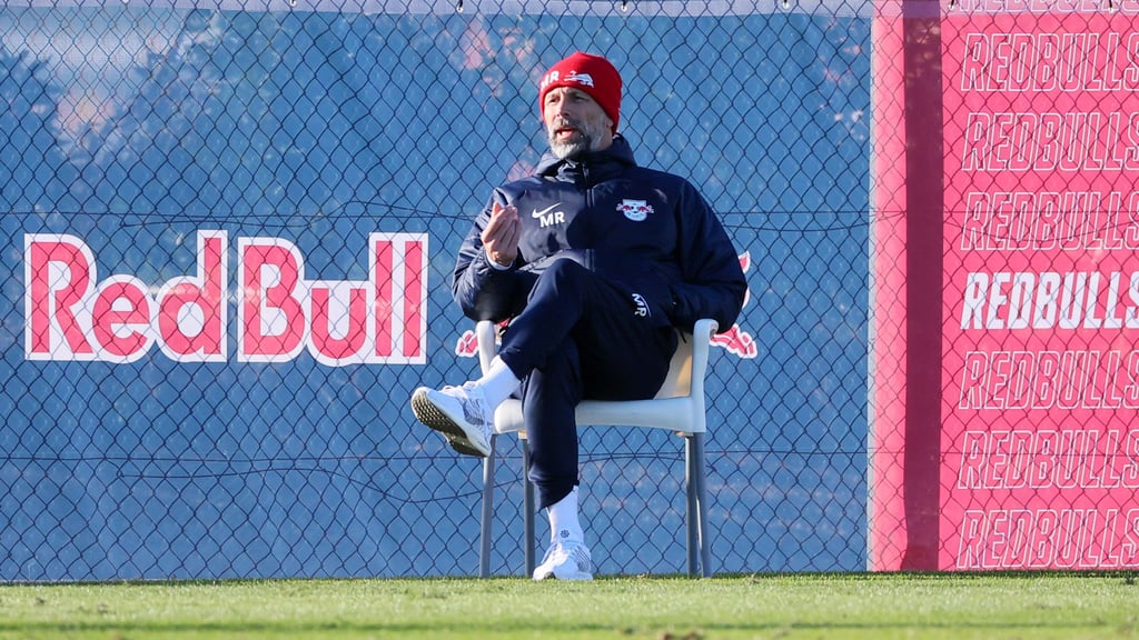 Trainer im Gartenstuhl: Marco Rose beobachtet das Testspiel in La Manga.