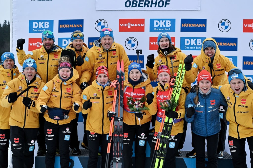 Das deutsche Team steht nach dem Rennen in Oberhof zusammen.