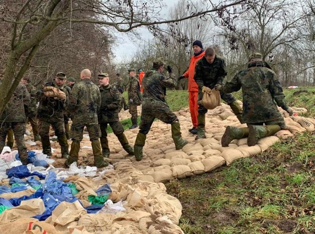 Hochwasser an der Helme: Soldaten der Bundeswehr, Technisches Hilfswerk und Freiwillige Feuerwehr helfen auch am Samstag bei der Sicherung des Helmedeichs nahe Oberröblingen.