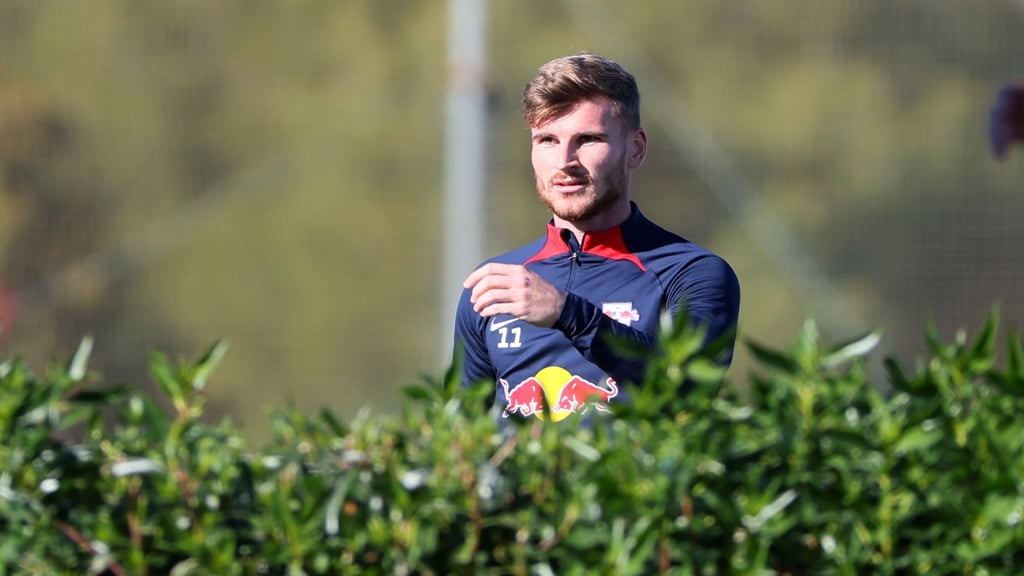 Blick über die Hecke: Timo Werner absolvierte während des Testspiels eine Athletikeinheit auf dem Nebenplatz.