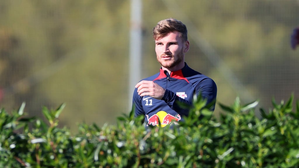 Blick über die Hecke: Timo Werner absolvierte während des Testspiels eine Athletikeinheit auf dem Nebenplatz.