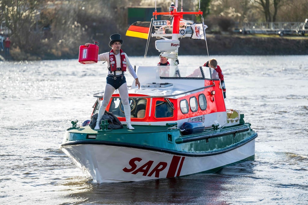 Der Eiswettenschneider Peter Lüchinger fährt auf einem Seenotrettungsboot der Deutschen Gesellschaft zur Rettung Schiffbrüchiger (DGzRS) über die Weser.