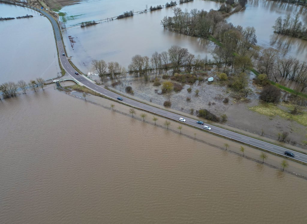 Das Hochwasser macht den Menschen - wie hier in Sachsen-Anhalt - weiterhin schwer zu schaffen. Forderungen nach einer besseren Ausstattung der Einsatzkräfte werden laut.