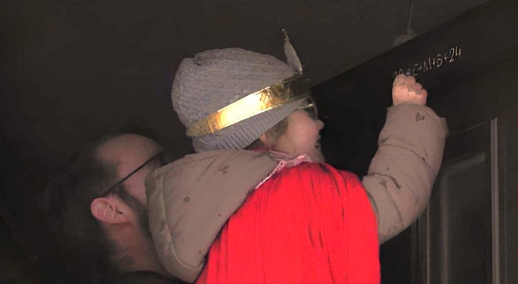 Sternsingerin Victoria hatte die Aufgabe den Segen am Wohnhaus der Familie Müller in Burg anzubringen.