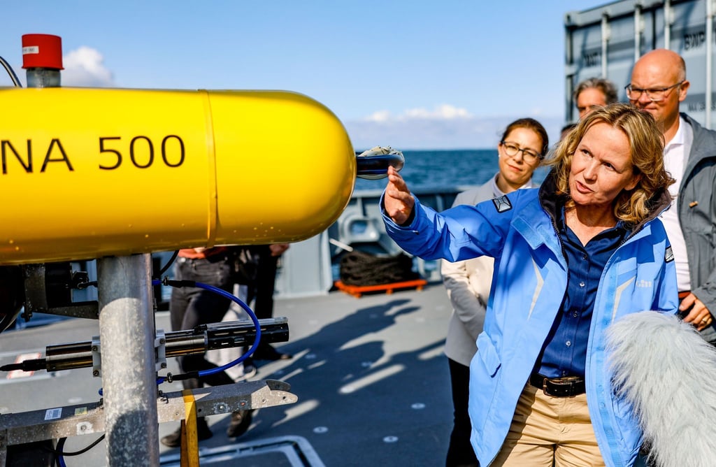 Bundesumweltministerin Steffi Lemke (Bündnis90/Die Grünen) informiert sich an Bord eines Marineschiffes.