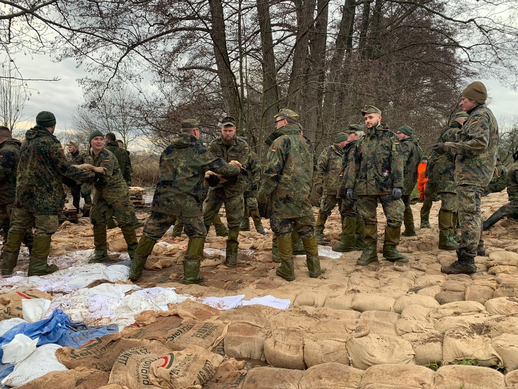 Hochwasser an der Helme: Bundeswehr, Technisches Hilfswerk und Freiwillige Feuerwehr helfen auch am Samstag bei der Sicherung des Helmedeichs nahe Oberröblingen.