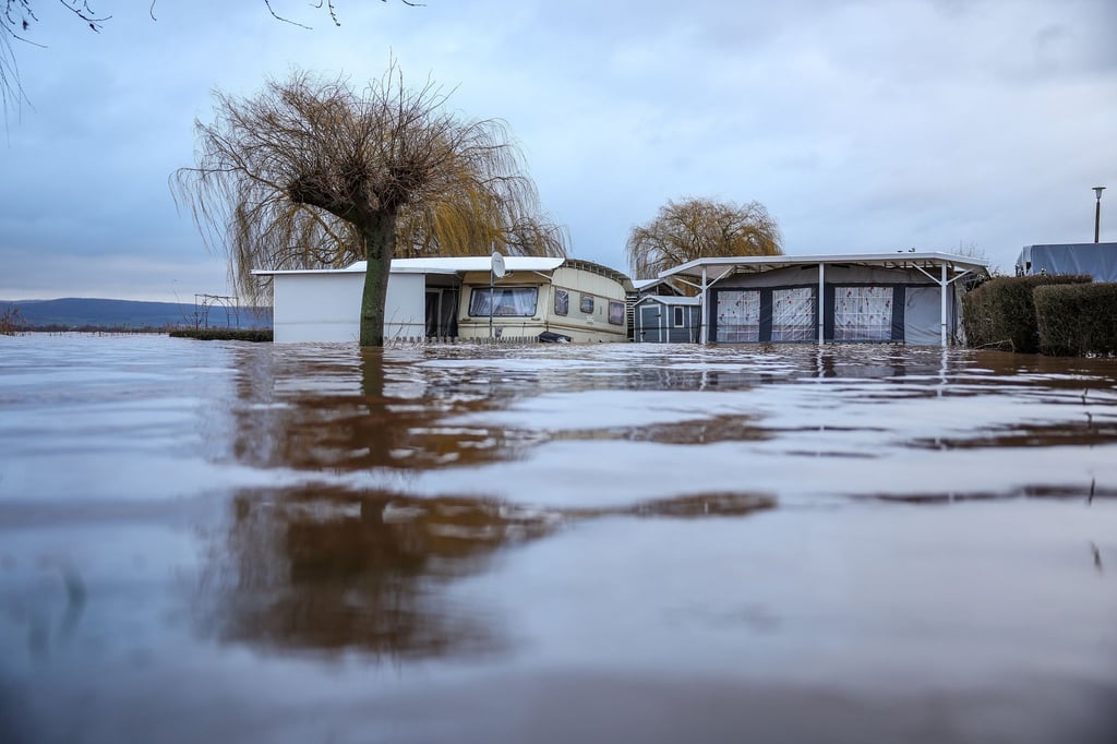 Wohnwagen und Vorzelte stehen im Hochwasser der Talsperre Kelbra.
