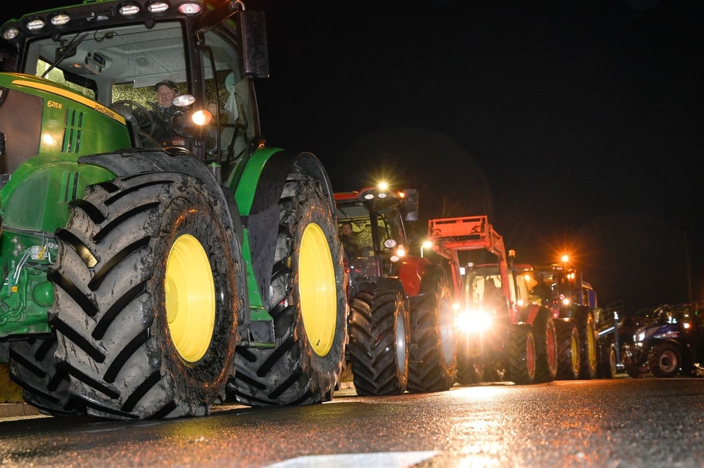 In Niedersachsen ist ein Teilnehmer der Bauernproteste mutmaßlich schwer verletzt worden. Ein Autofahrer erfasste den Teilnehmer beim Umfahren einer Blockade und flüchtete anschließend.