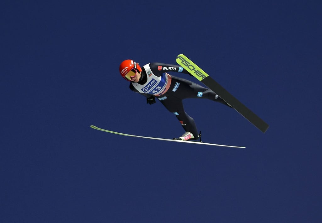 Skispringerin Katharina Schmid in Aktion.