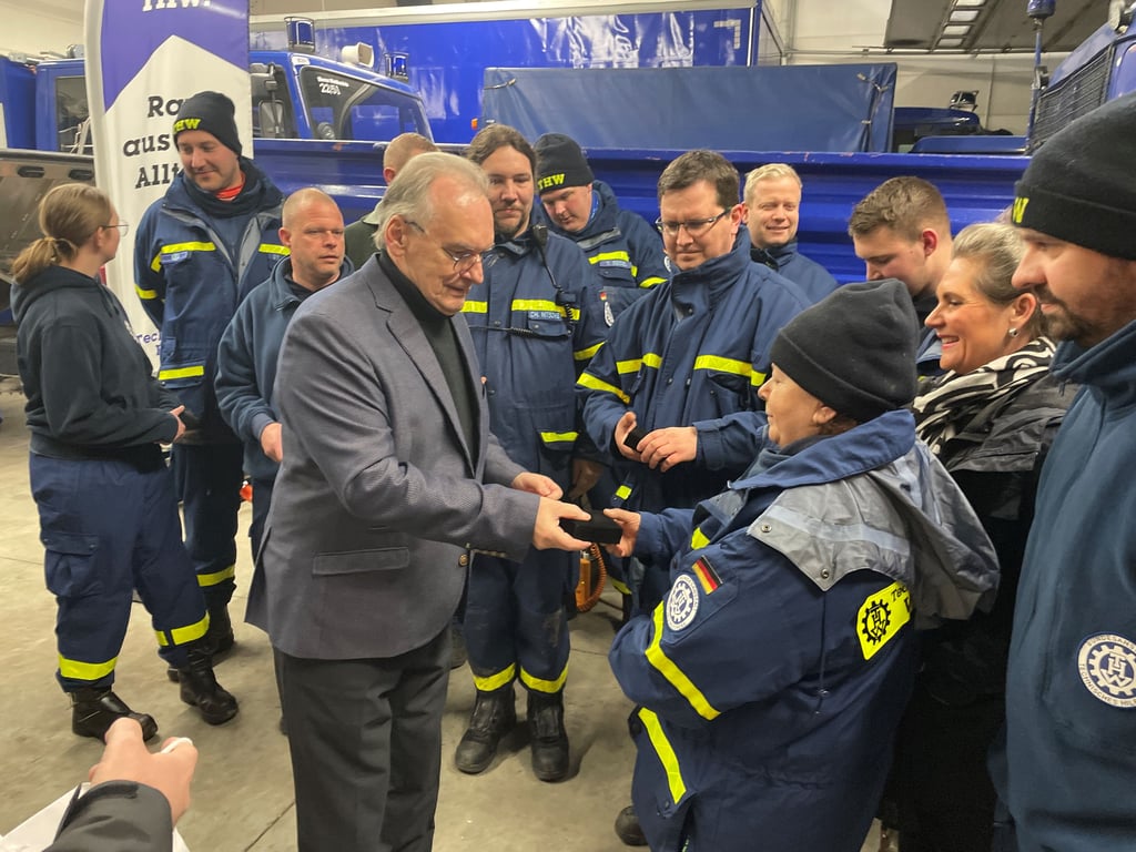 Ministerpräsident Reiner Haseloff zeichnet in Zorbau die Helfer mit einer Ehrenmedaille aus.