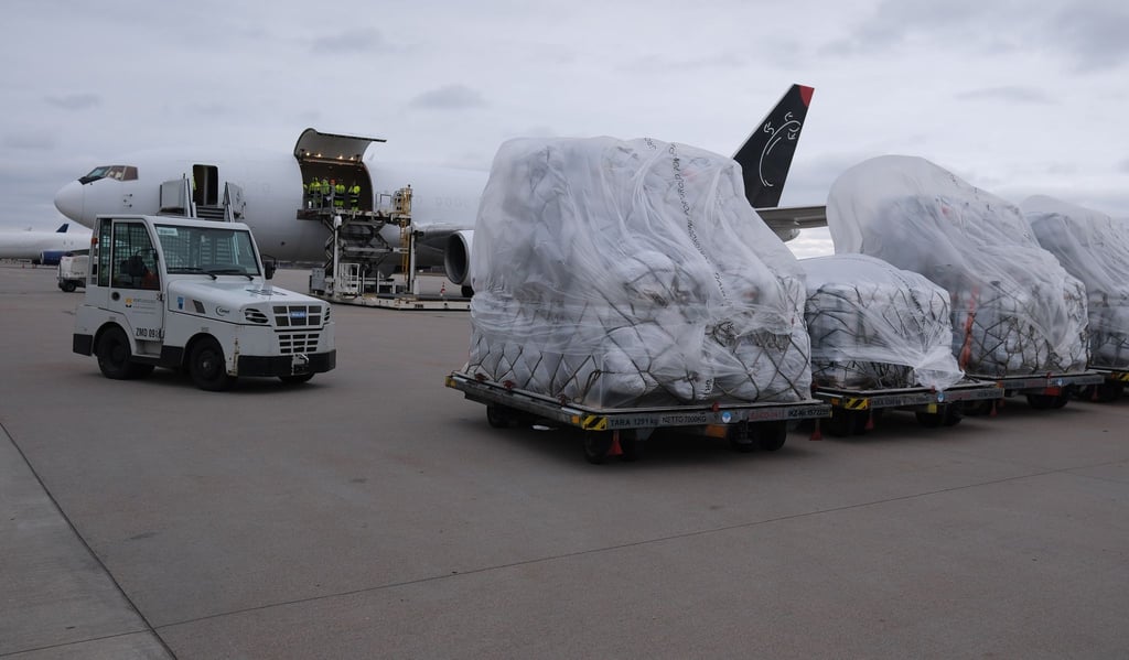 Hilfsgüter stehen auf dem Flughafen Leipzig-Halle auf dem Vorfeld.