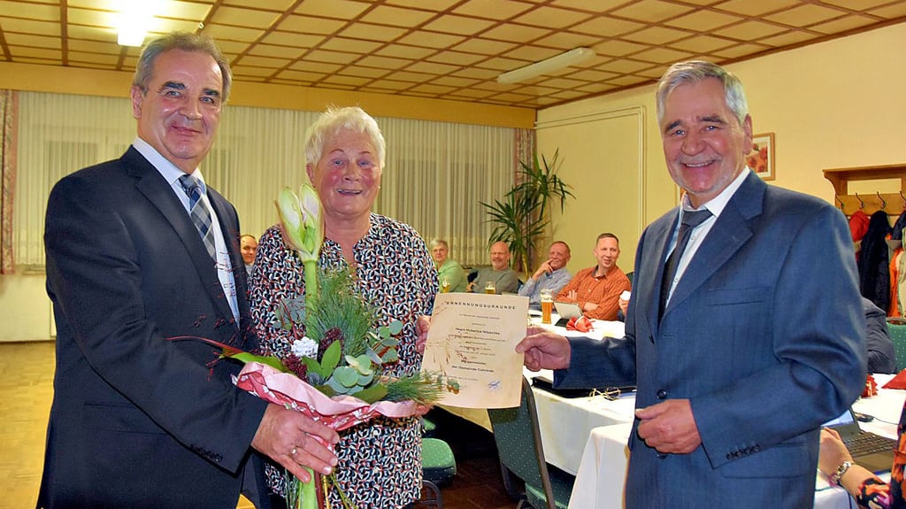 Gemeinderätin Heidemarie Schweickert verabschiedet den noch amtierenden Bürgermeister Volkmar Schliephake (l.) und vereidigt Hubertus Nitzschke als neuen Chef der Kommune.