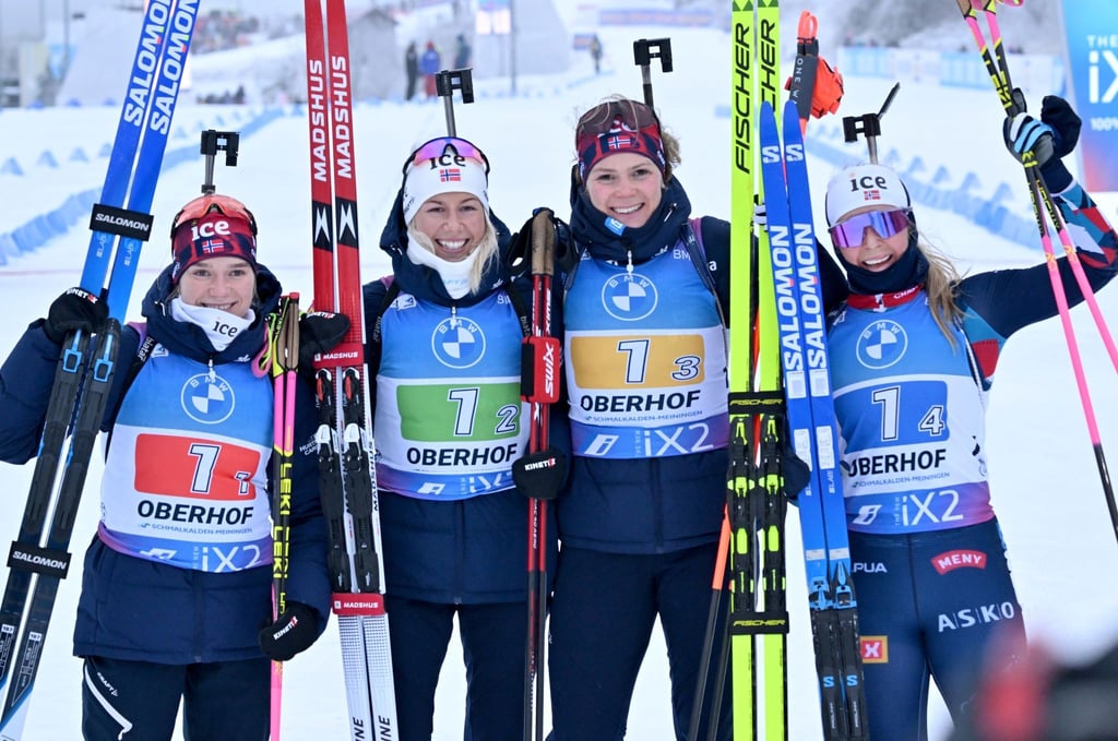 Juni Arnekleiv (l) aus Norwegen, Marit Ishol Skogan aus Norwegen, Karoline Offigstad Knotten aus Norwegen und Ingrid Landmark Tandrevold bejubeln den zweiten Platz im Ziel.