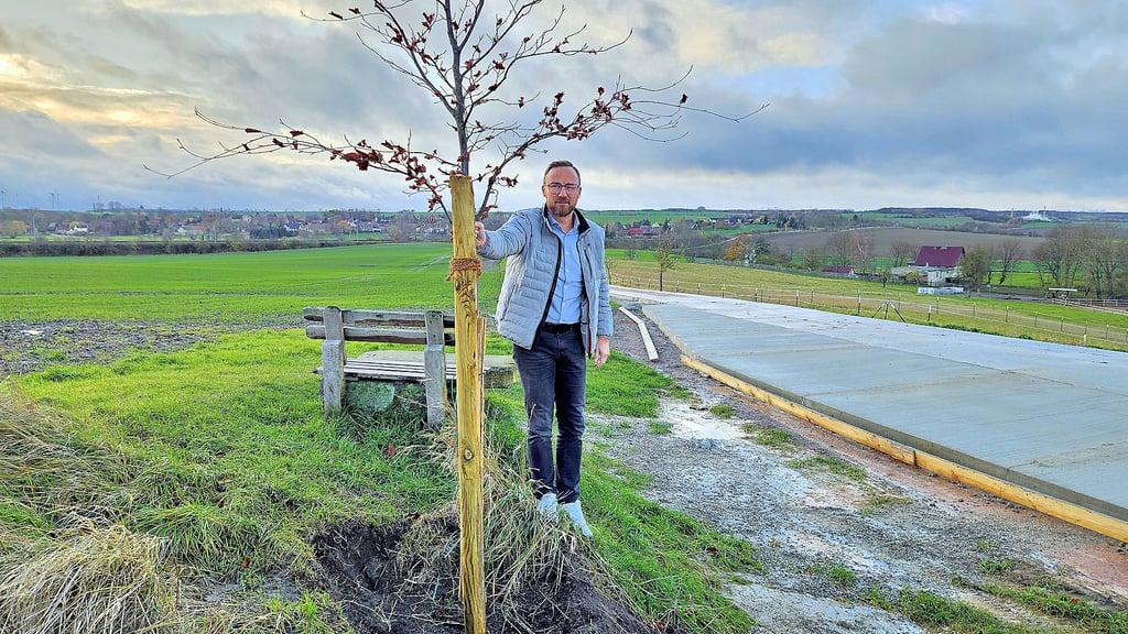 Mario Zielinski am Panoramapunkt nahe der Schäferei, an dem die Rotbuche jüngst eingepflanzt wurde.