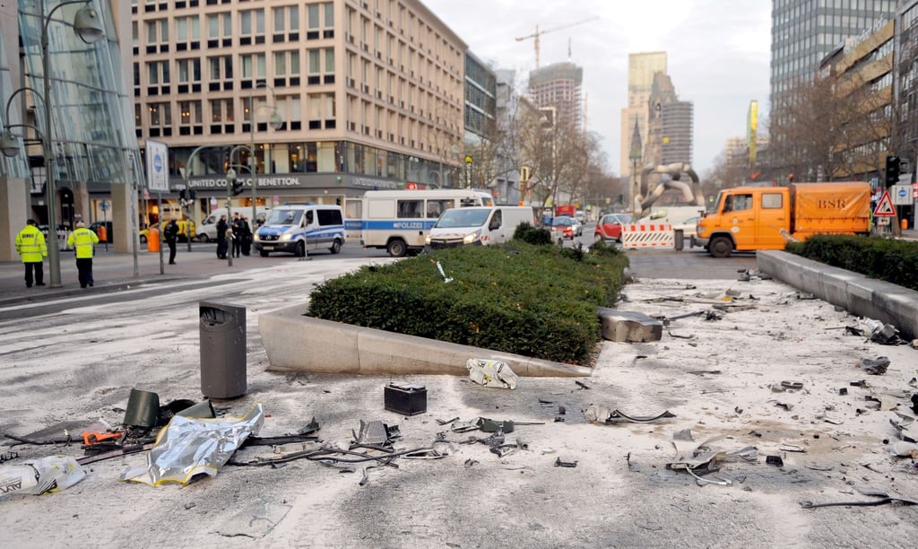 Fahrzeugteile liegen nach einem illegalen Autorennen in der Tauentzienstraße.