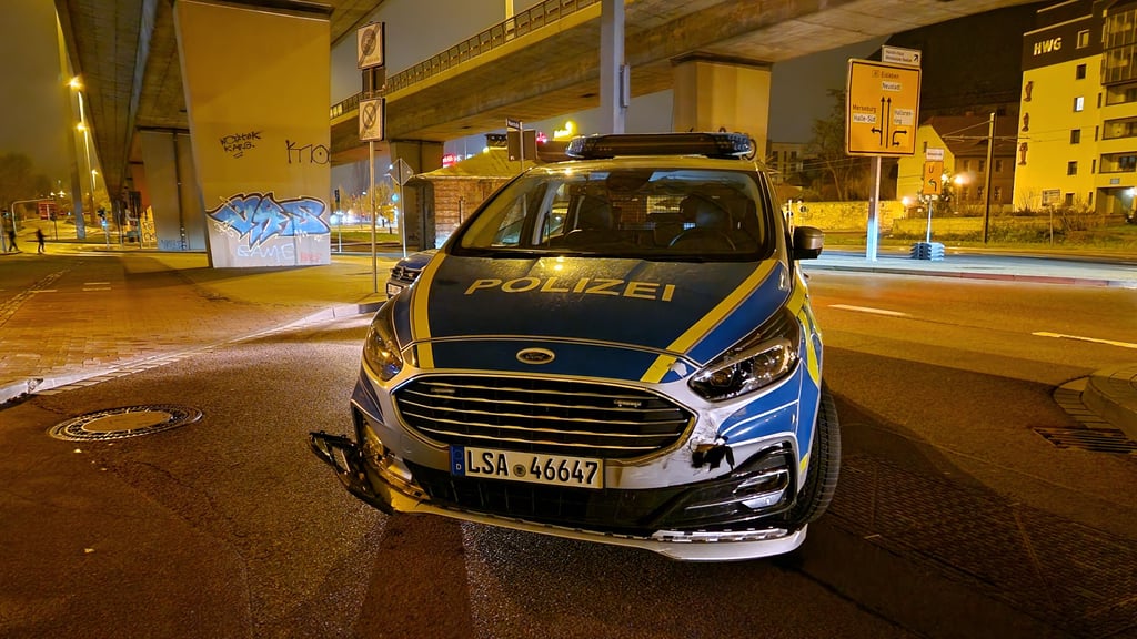 Nach dem Unfall entstand Sachschaden am Polizeiwagen.
