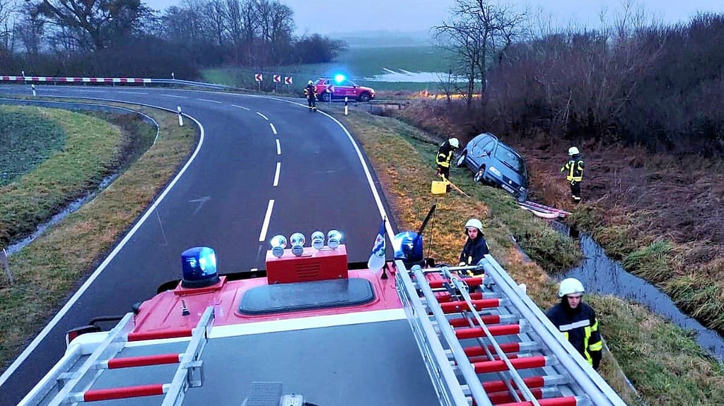 Hinter dem Kreisteich bei Bias zwischen Zerbst und Steutz kam am 6. Januar ein Pkw von der Fahrbahn ab und landete im Straßengraben.