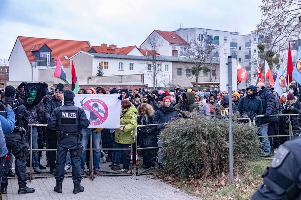 Die Polizei sicherte die Staatsanwaltschaft mit Gittern.