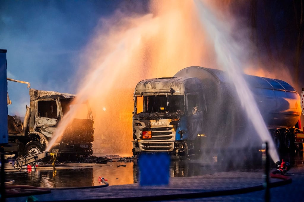 Ein Tanklastzug mit Flüssiggas wird von Feuerwehrkräften im Gewerbegebiet in Ludwigsfelde gekühlt.