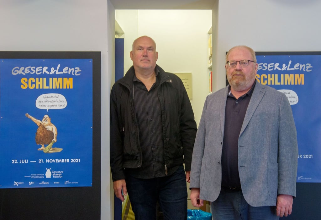 Die Zeichner Achim Greser (r) und Heribert Lenz 2021 im Caricatura Museum Frankfurt.