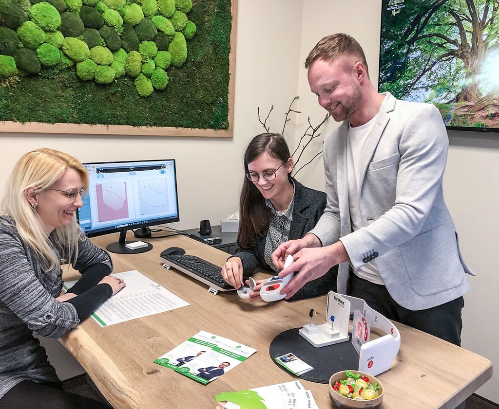 Blick in das Hörstudio: Im neuen Fachgeschäft für Hörakustik in Gernrode wollen Daniel Weist und sein Team, zu dem auch Carolin Herold (l.) und Pia Liebusch (M.) gehören, die Kunden in dieser Region versorgen.