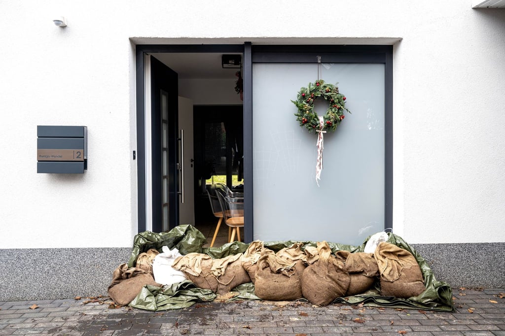 Sandsäcke liegen vor einem Haus in der Gemeinde Lilienthal bei Bremen.