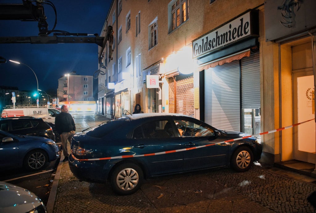 Ein Pkw steht in der Eingangstür eines Juweliers in Steglitz.