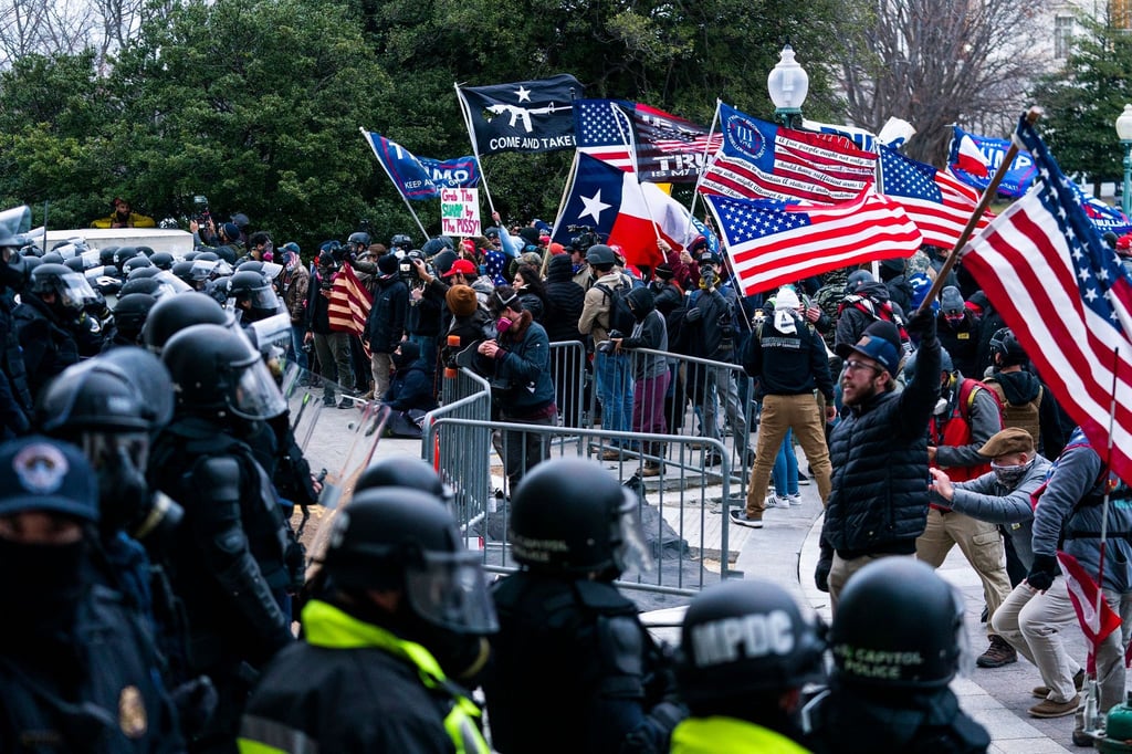 Unterstützer von Präsident Trump wurden 2021 von Beamten der US-Kapitolpolizei vor dem Regierungssitz konfrontiert.