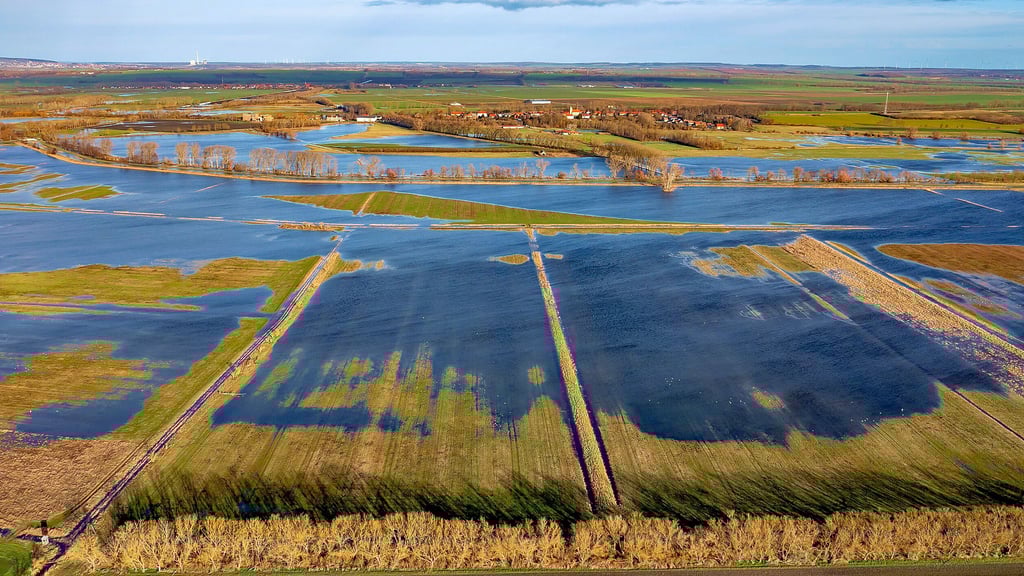 Der Dauerregen der vergangenen Wochen hat im Großen Bruch zwischen Aderstedt und Schlanstedt - im Hintergrund die Gemeinde Gunsleben - eine Seenlandschaft entstehen lassen.