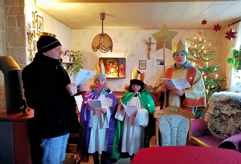Reinhard Marke besucht mit den Sternsingern Marika, Emeli und Henrik die Familie Rücker in Tröglitz.