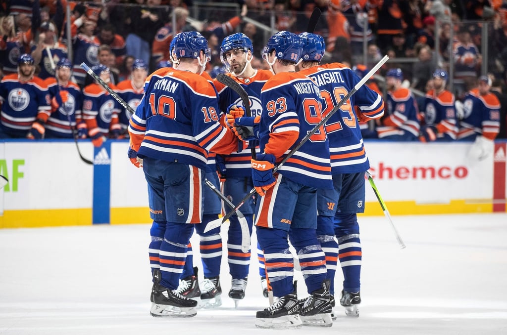 Die Edmonton Oilers feiern den Sieg gegen die Ottawa Senators.