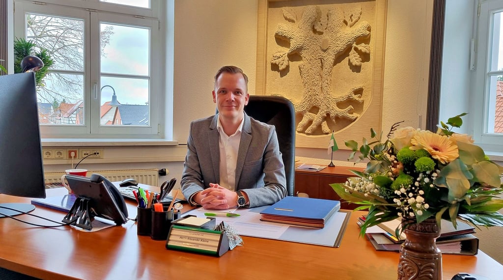 Alexander Kleine an seinem Schreibtisch im Rathaus. Er ist der neue Bürgermeister von Klötze.