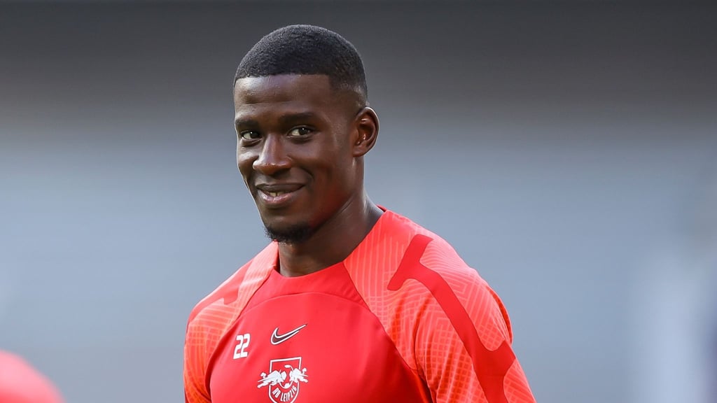 Nordi Mukiele von Paris Saint-Germain soll ein Angebot vom FC Bayern erhalten haben.