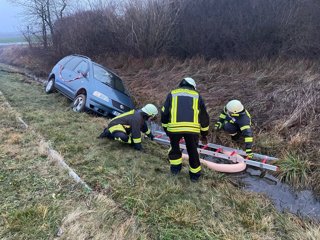 Die Feuerwehrkameraden aus Steutz und Steckby legten eine Ölschlinge in den Graben, in den der Pkw gerutscht war.