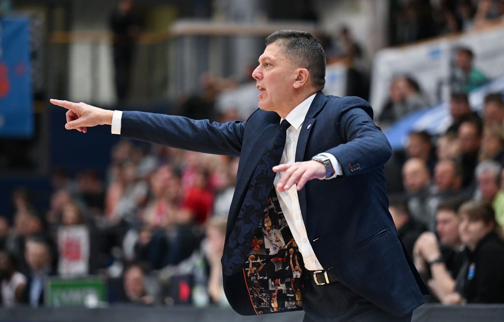 MBC-Trainer Predrag Krunic reagiert an der Seitenlinie.