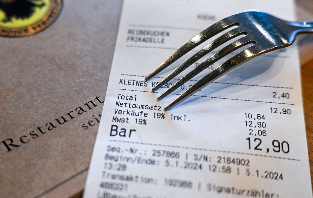 Ein Kassenbon mit einer Mehrwertsteuer von 19 Prozent für Speisen und Getränke liegt im Restaurant Ständige Vertretung.