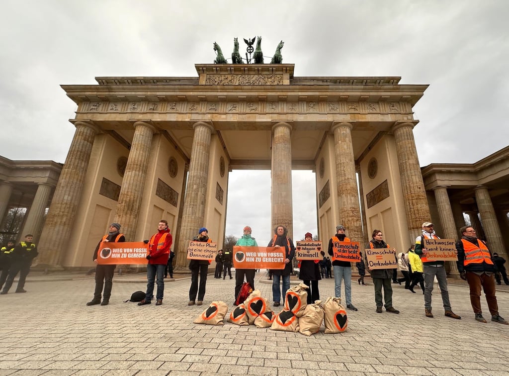 Aktivisten der Letzten Generation demonstrieren am dem Pariser Platz vor dem Brandenburger Tor.