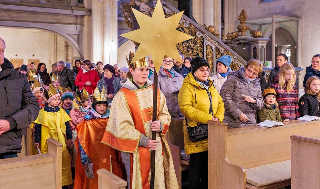 Henrik Schneider aus Unterschwöditz führt die Sternsinger beim Einzug in den Zeitzer Dom an.