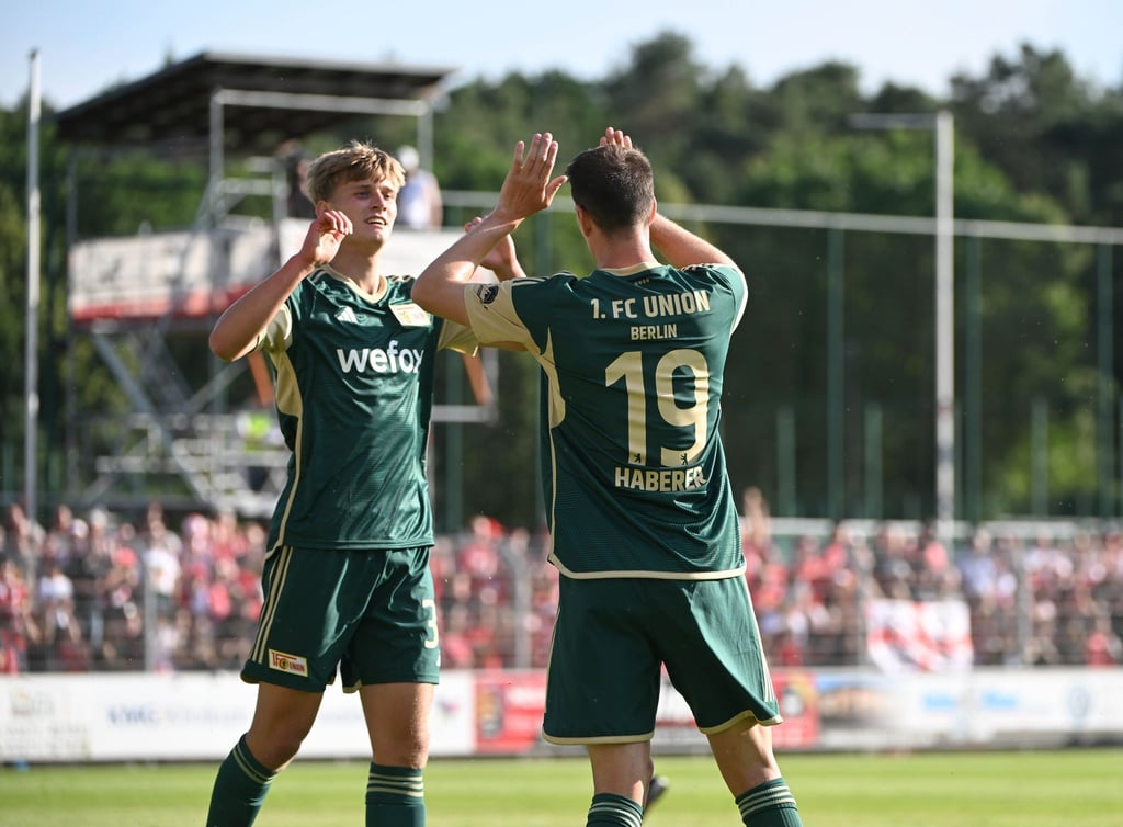 Berlins Aljoscha Kemlein (l) und Janik Haberer jubeln nach dem Tor zum 2:0.