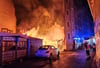 Großbrand in Halle: Die Flammen drohten, auf mehrere Gebäude überzugreifen, was die Feuerwehr verhinderte. Der Schaden ist dennoch enorm.