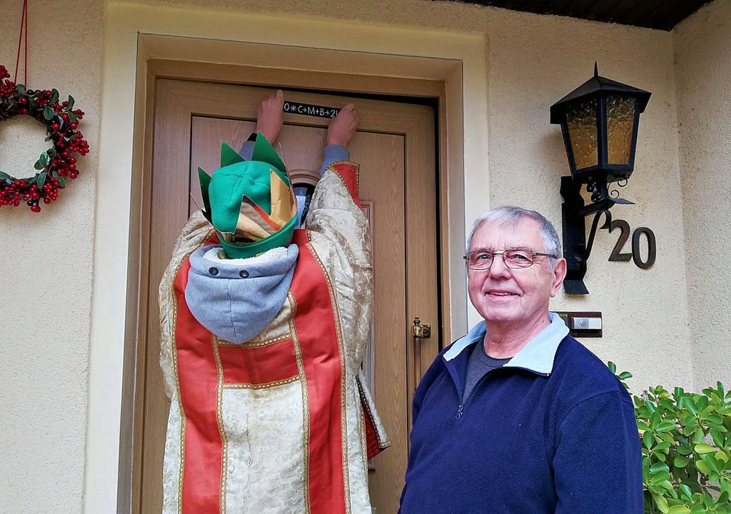 Der Segen 20 * C M B 24 wird von dem Sternsinger über der Haustür angebracht. Darüber freut sich Winfried Rücker aus Tröglitz.