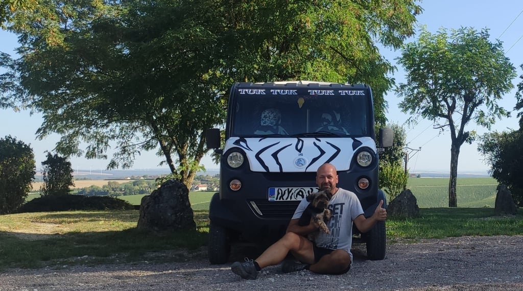 Fünf Monate waren sie im Mini-Camper unterwegs, fuhren durch Frankreich und Spanien bis nach Portugal und zurück: René Rösler aus Harzgerode und seine Yorkie-Dame Jenny.