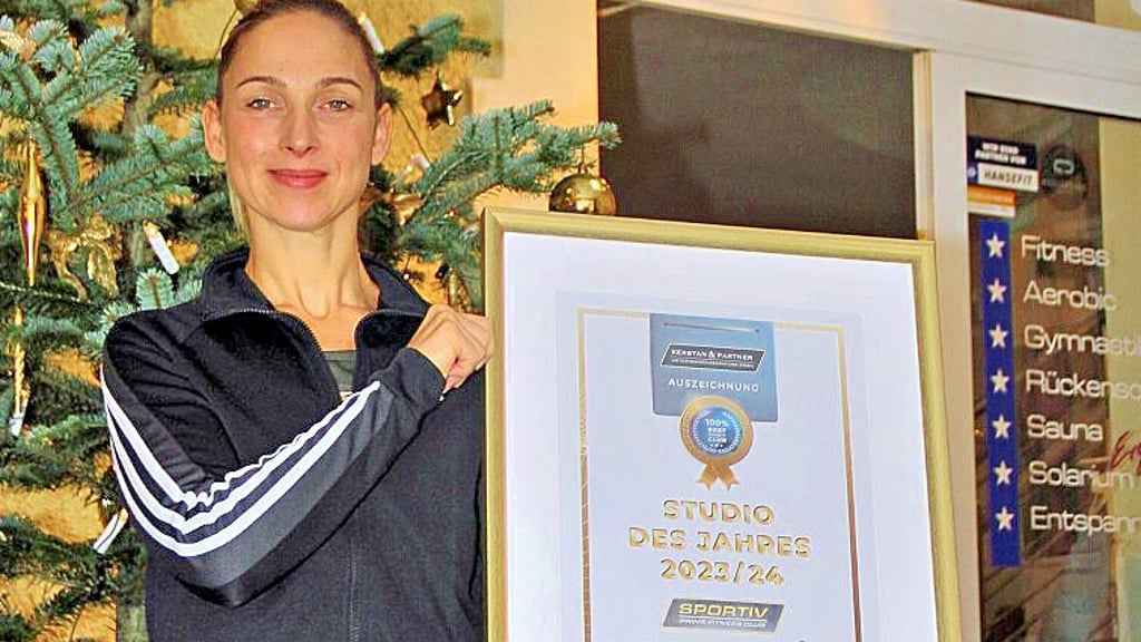 Katharina Kaufmann aus Seehausen präsentiert die Urkunde zur Auszeichnung "Studio des Jahres".