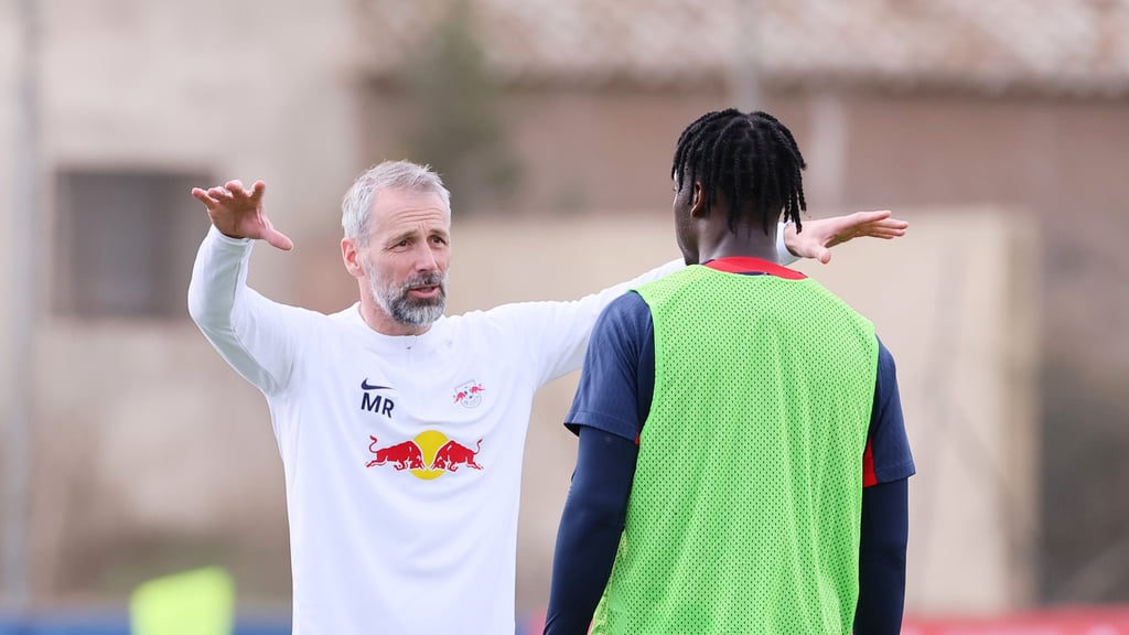 Zeit für die Youngster im Team: Marco Rose mit Abwehrhüne El Chadaille Bitshiabu.