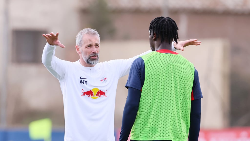 Zeit für die Youngster im Team: Marco Rose mit Abwehrhüne El Chadaille Bitshiabu.