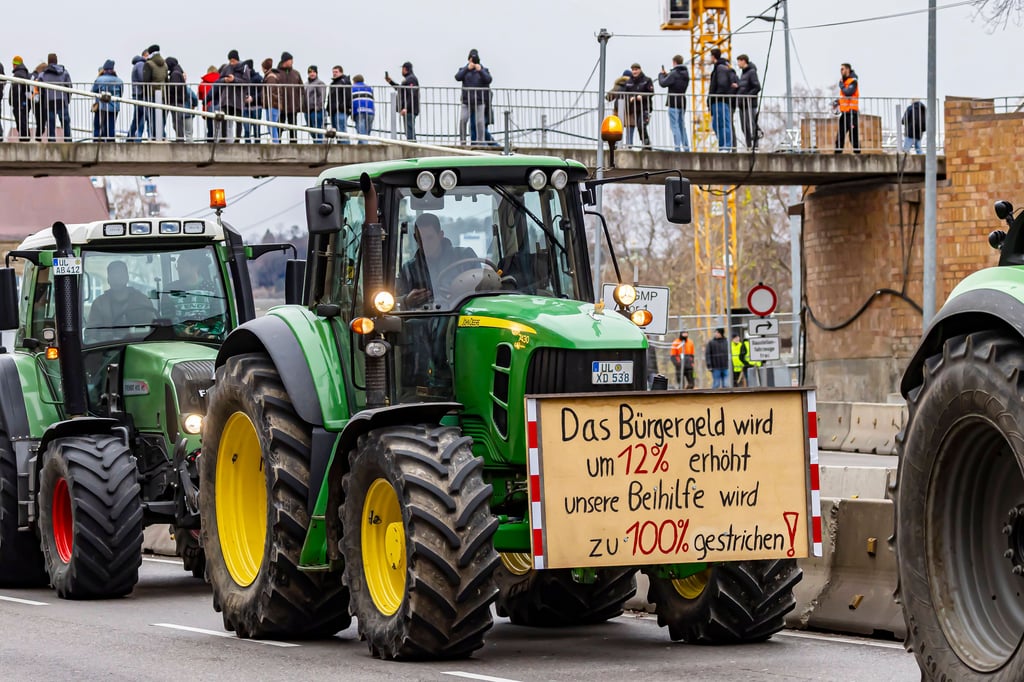 So wie hier in Stuttgart wollen Landwirte auch in Sachsen-Anhalt den Verkehr lahmlegen. Für Mittwoch sind Blockaden von vier Autobahnen angekündigt
